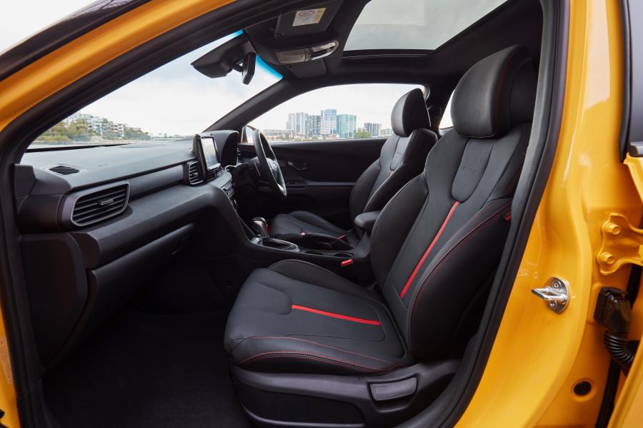 Интерьер Hyundai Veloster Turbo Premium 2019 года  (AU) (фото 20 из 41)